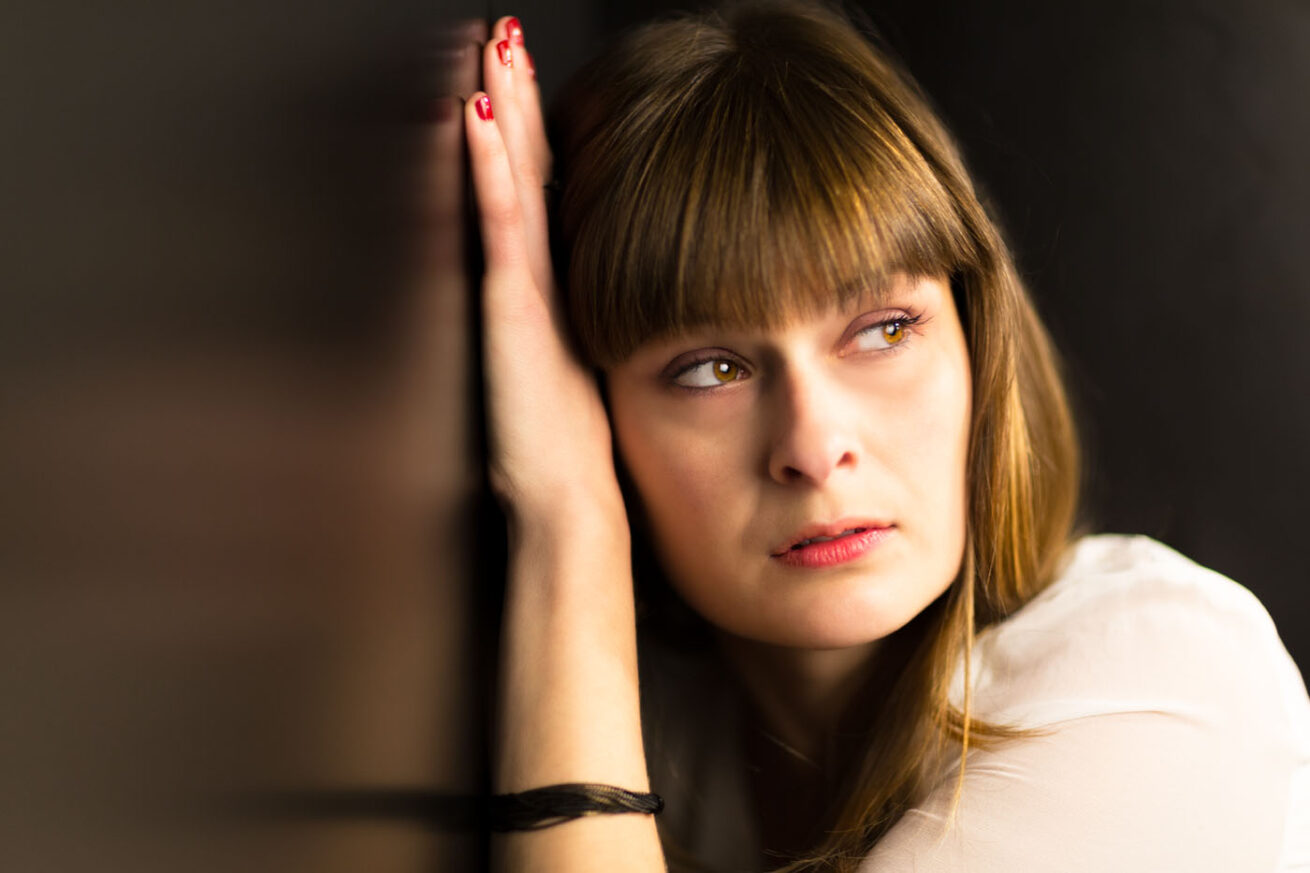Lucie - Window Light Rembrandt